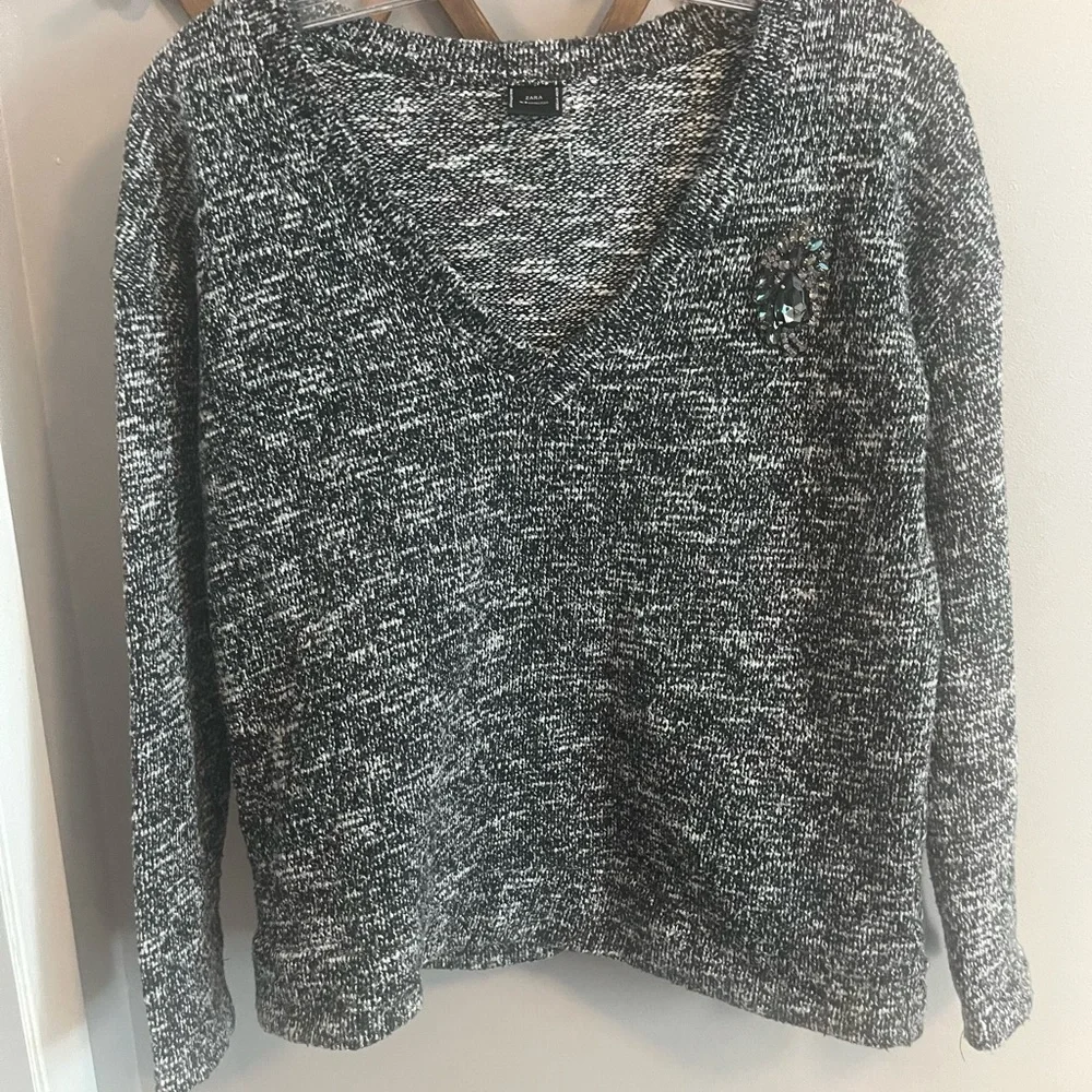 Zara slouchy heathered black grey sweater withh a bedazzled broach like feat M - Picture 4 of 5